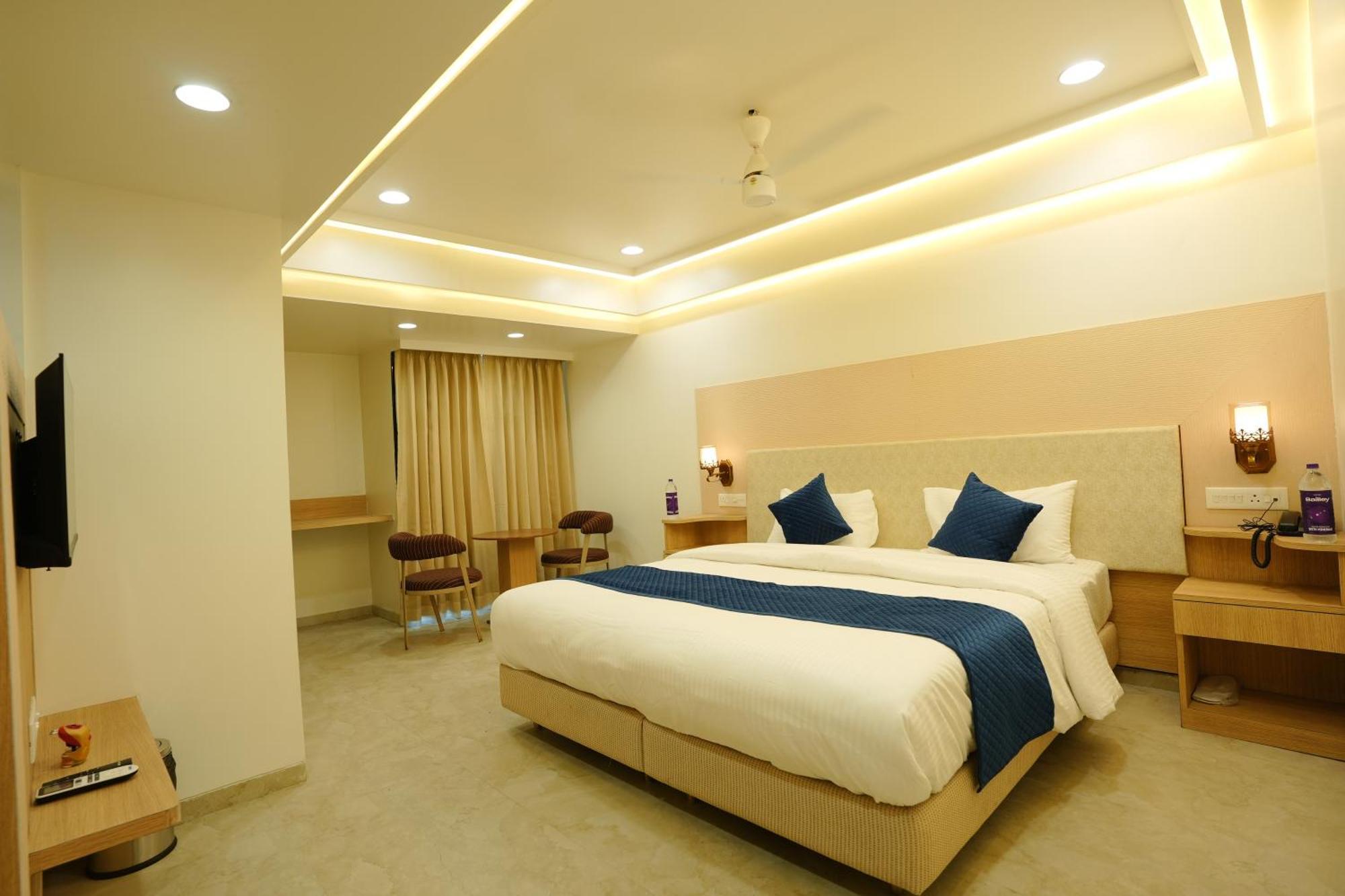 Hotel 6 Seasons, Koregoan Park, Pune Ngoại thất bức ảnh