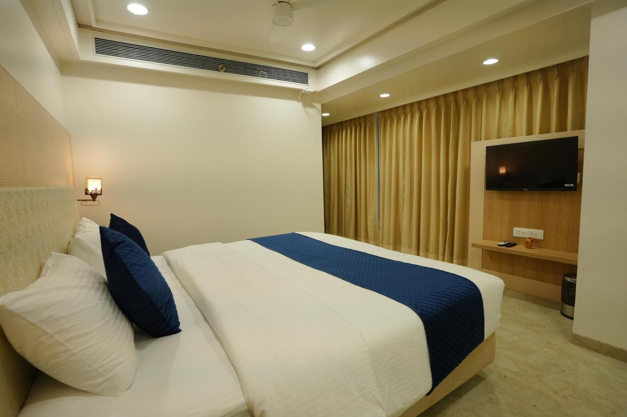Hotel 6 Seasons, Koregoan Park, Pune Ngoại thất bức ảnh