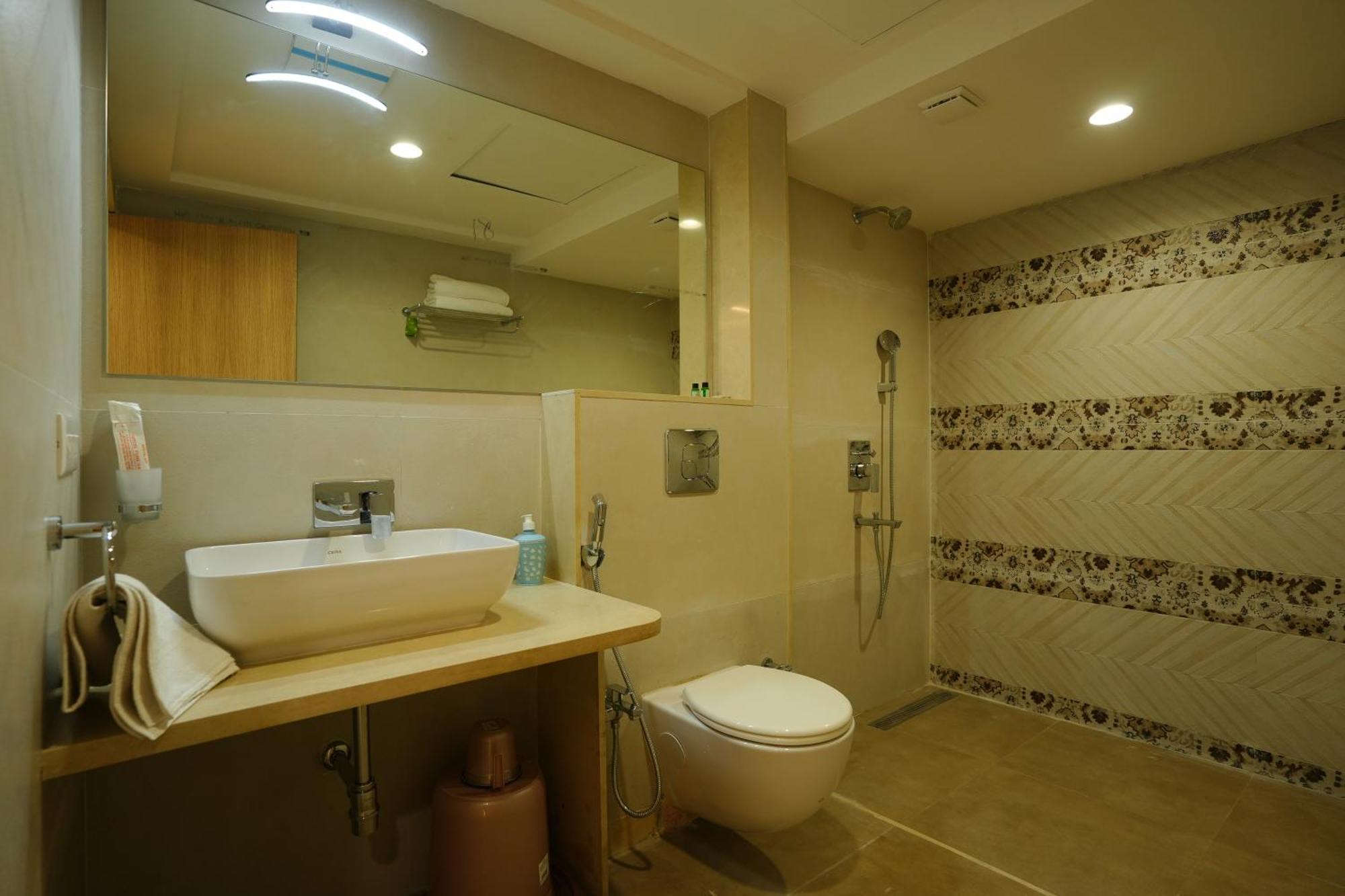 Hotel 6 Seasons, Koregoan Park, Pune Ngoại thất bức ảnh