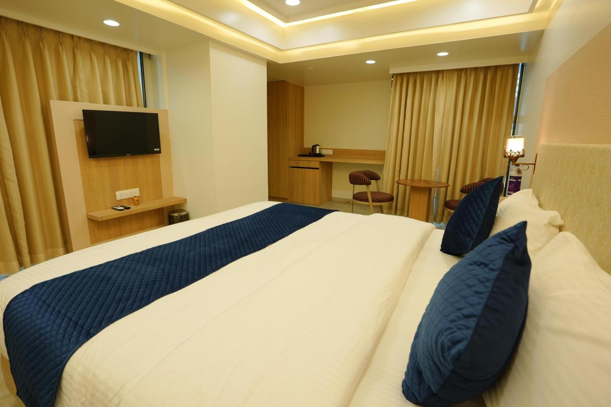 Hotel 6 Seasons, Koregoan Park, Pune Ngoại thất bức ảnh
