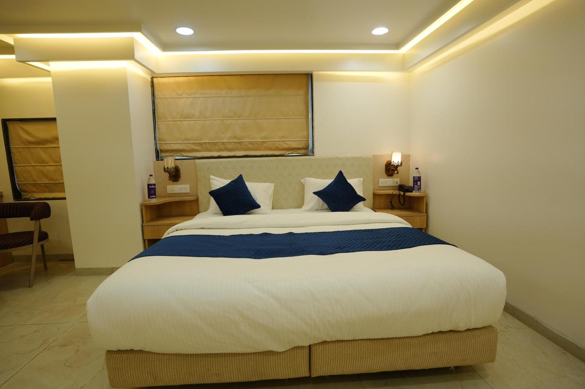 Hotel 6 Seasons, Koregoan Park, Pune Ngoại thất bức ảnh