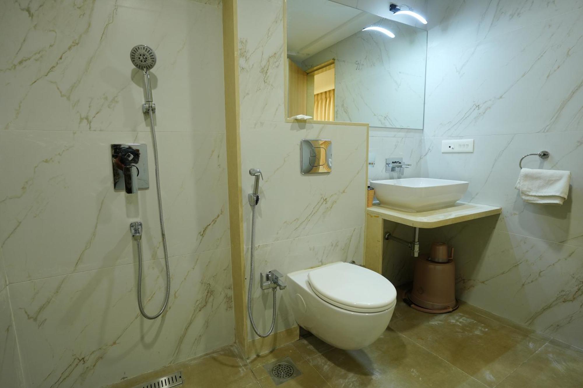 Hotel 6 Seasons, Koregoan Park, Pune Ngoại thất bức ảnh