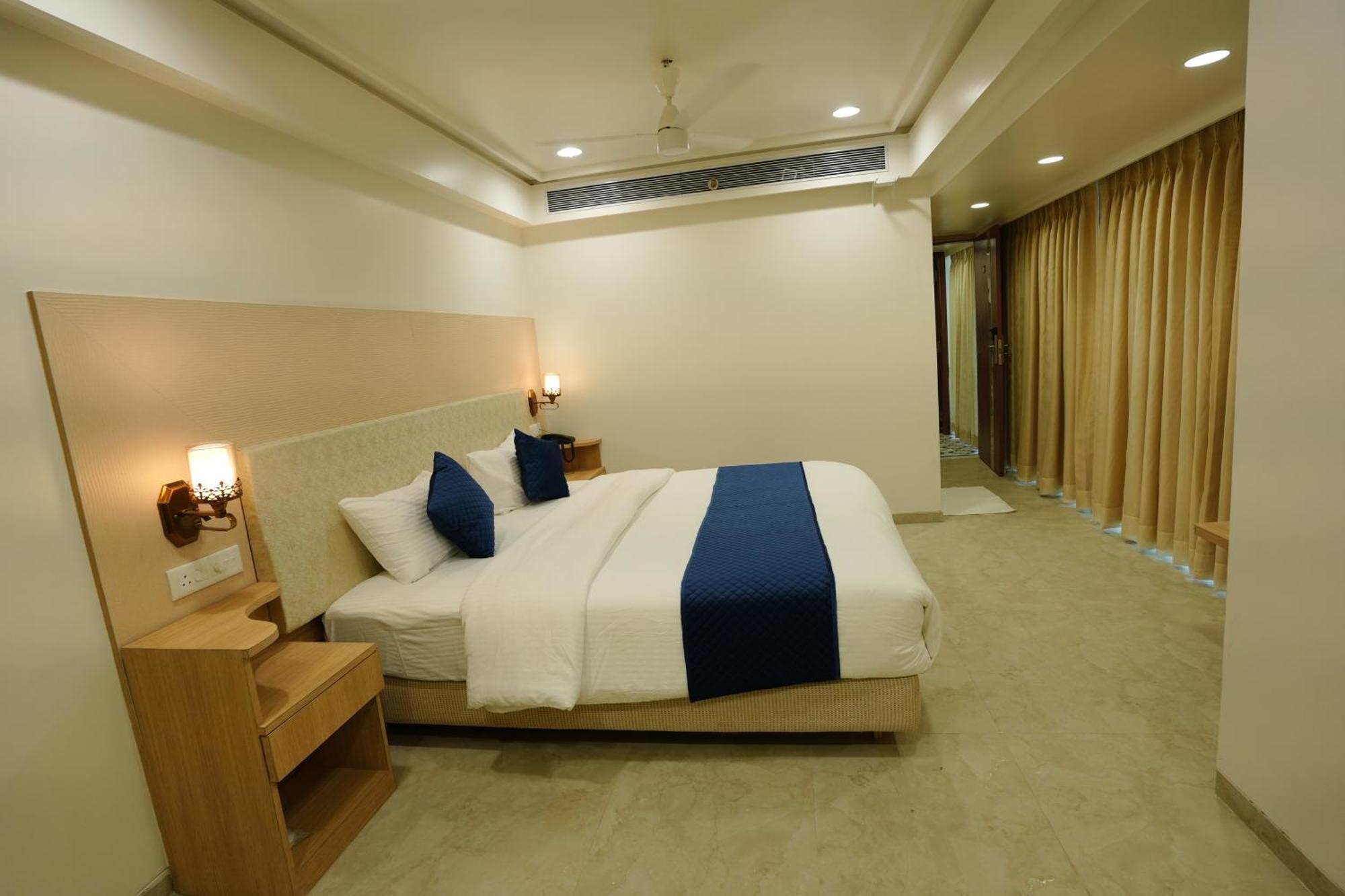 Hotel 6 Seasons, Koregoan Park, Pune Ngoại thất bức ảnh
