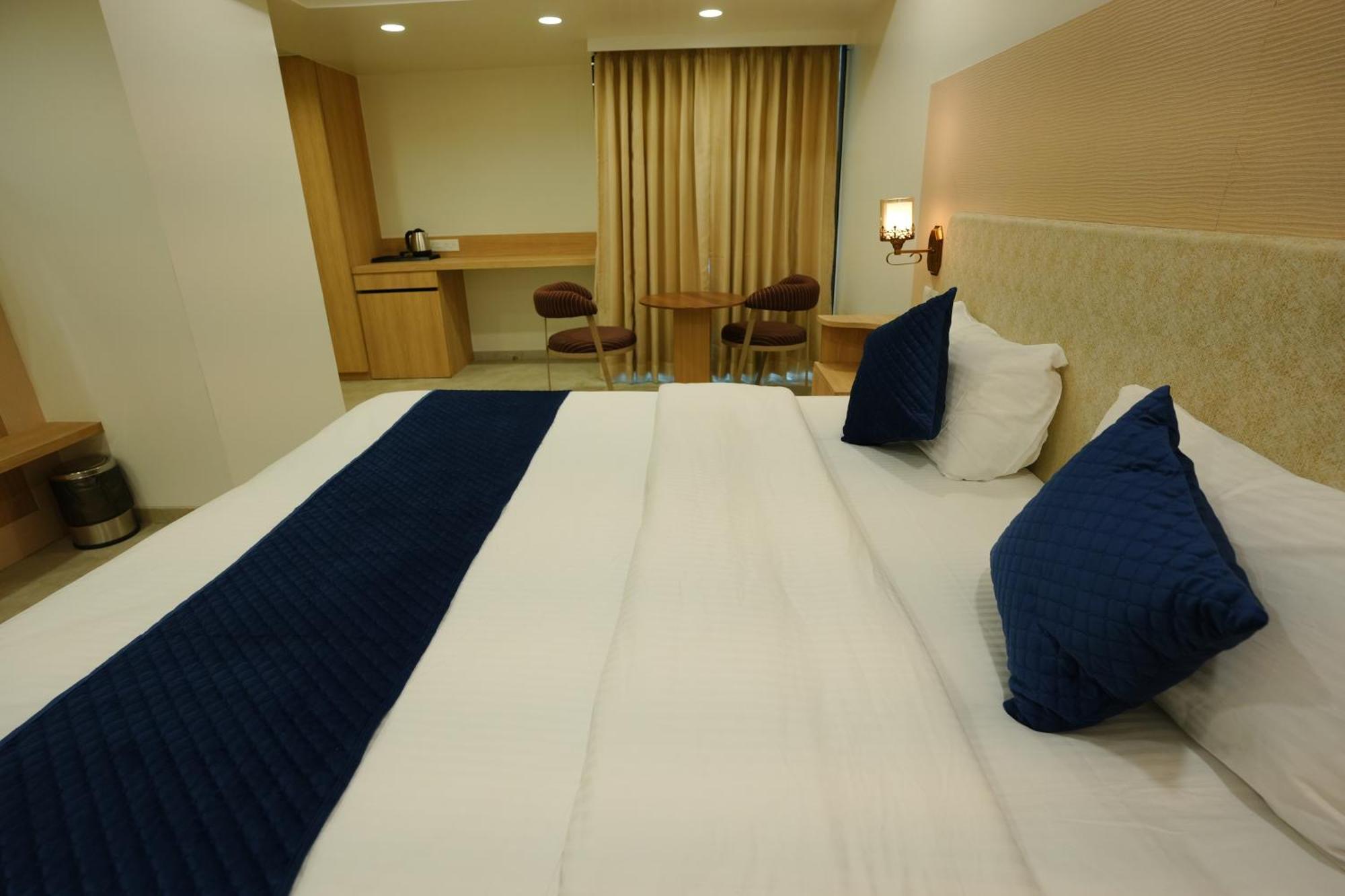 Hotel 6 Seasons, Koregoan Park, Pune Ngoại thất bức ảnh