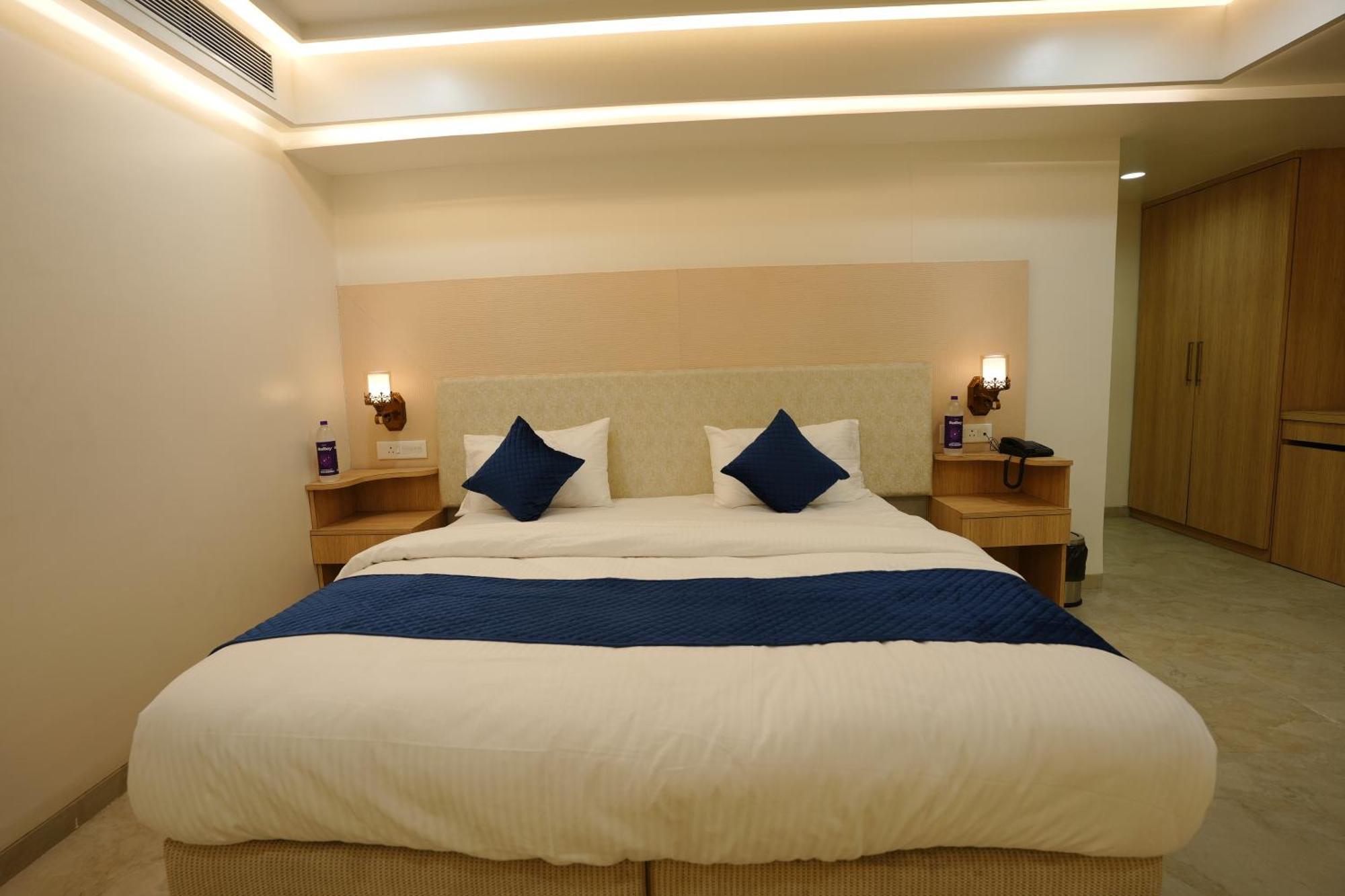 Hotel 6 Seasons, Koregoan Park, Pune Ngoại thất bức ảnh