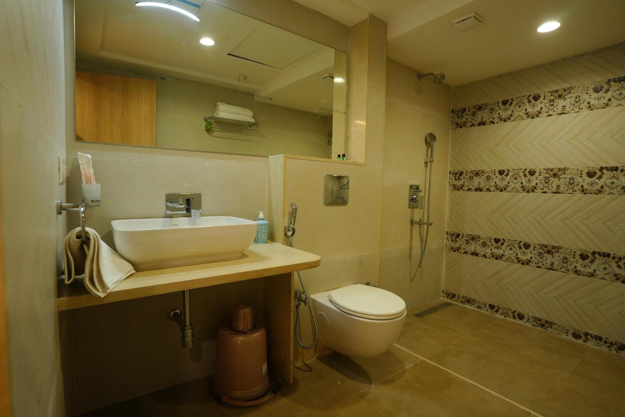 Hotel 6 Seasons, Koregoan Park, Pune Ngoại thất bức ảnh