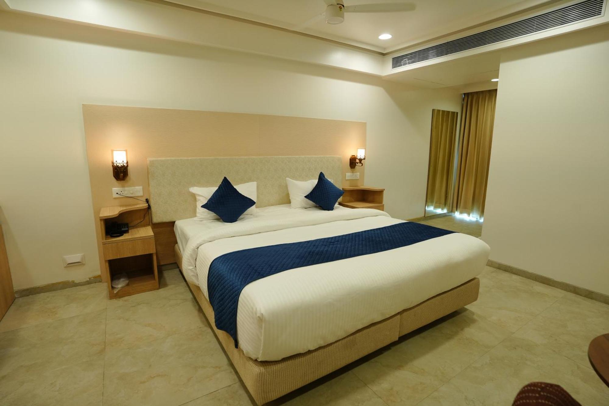 Hotel 6 Seasons, Koregoan Park, Pune Ngoại thất bức ảnh