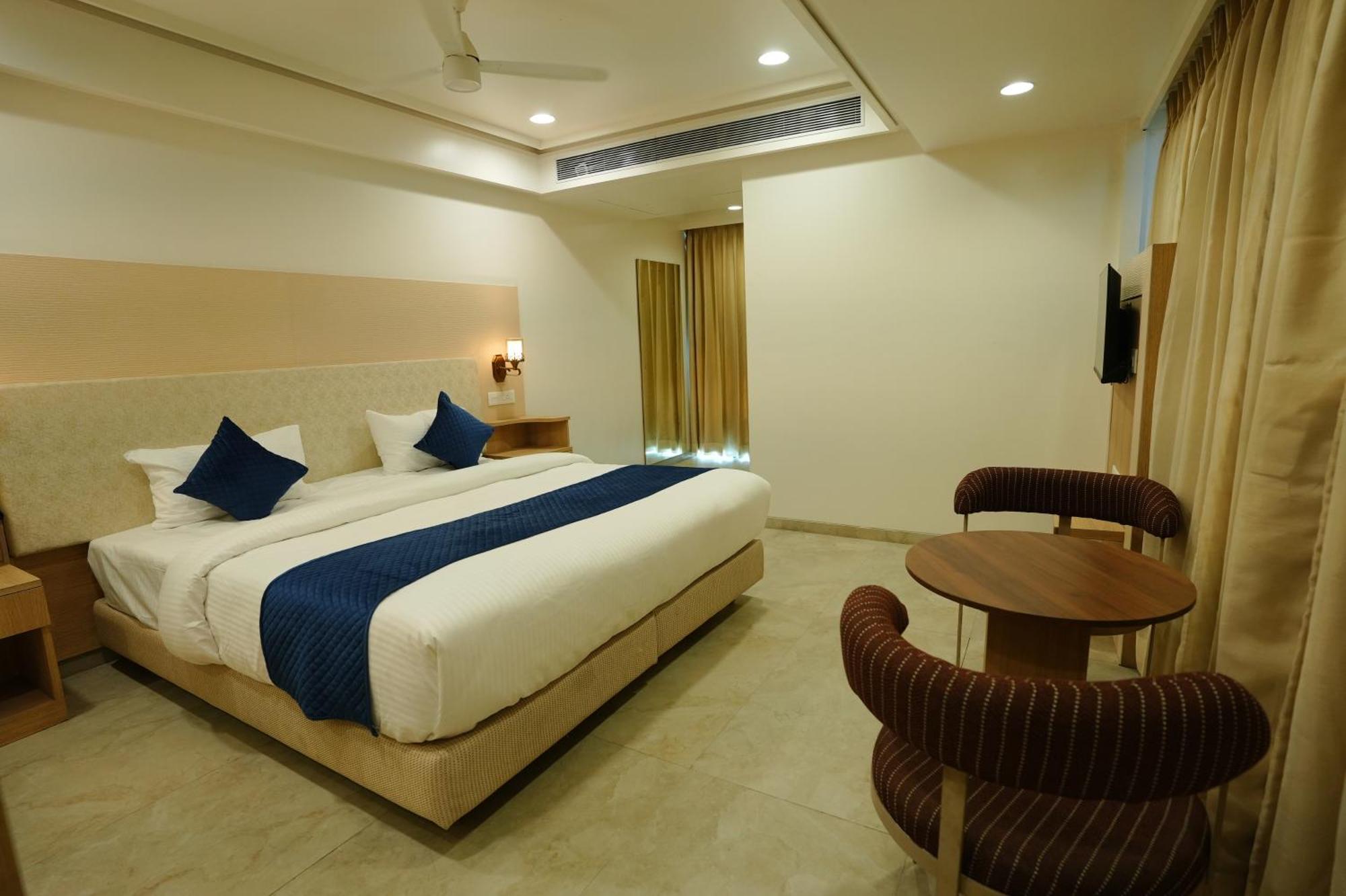Hotel 6 Seasons, Koregoan Park, Pune Ngoại thất bức ảnh