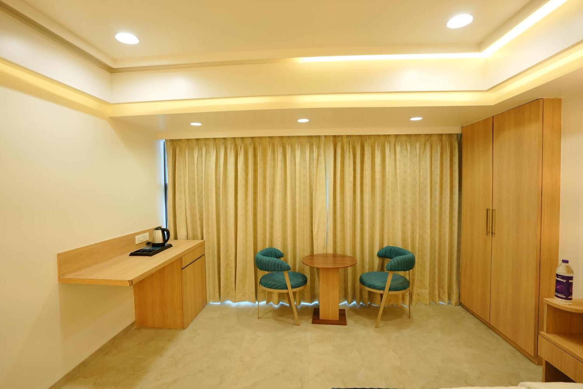 Hotel 6 Seasons, Koregoan Park, Pune Ngoại thất bức ảnh