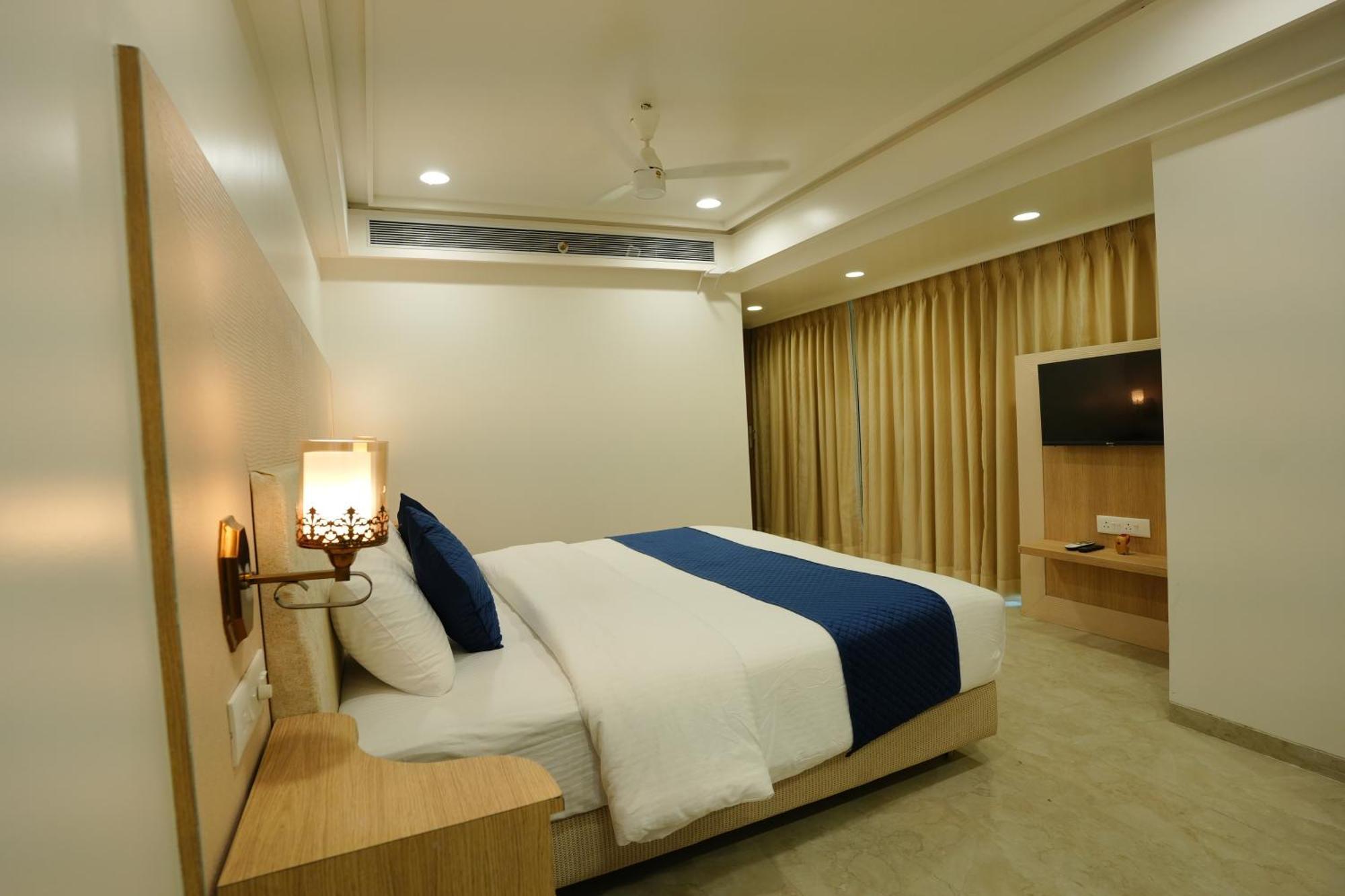 Hotel 6 Seasons, Koregoan Park, Pune Ngoại thất bức ảnh