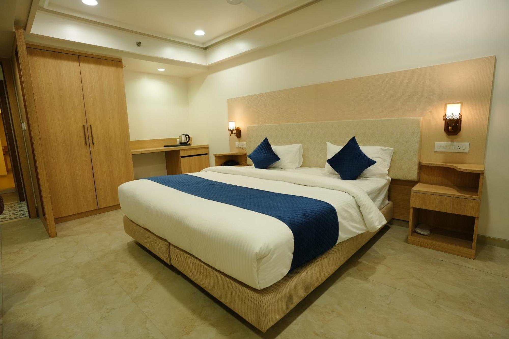 Hotel 6 Seasons, Koregoan Park, Pune Ngoại thất bức ảnh