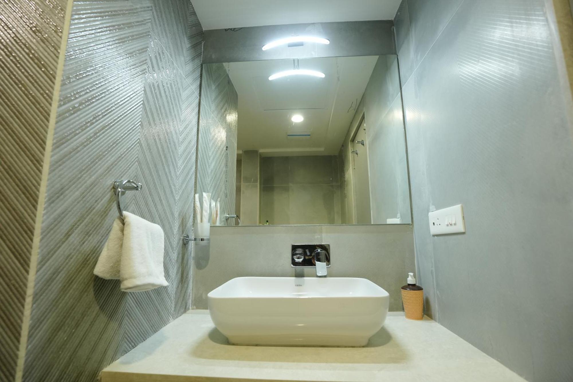 Hotel 6 Seasons, Koregoan Park, Pune Ngoại thất bức ảnh